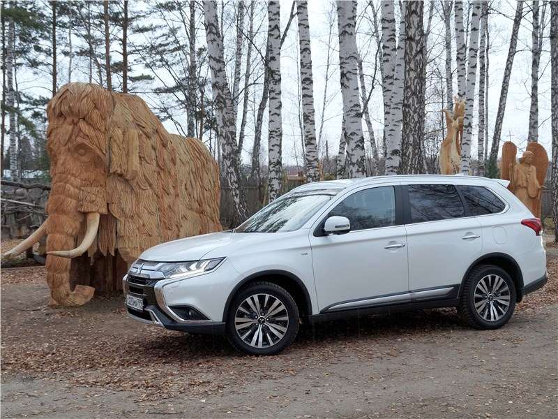 Фото Mitsubishi Outlander - Mitsubishi Outlander 2018 вид сбоку