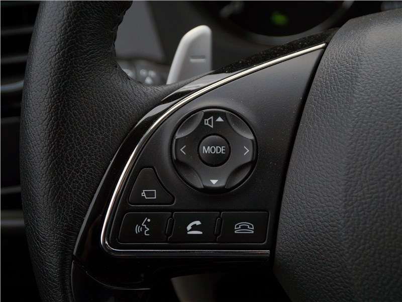 Фото Mitsubishi Outlander - Кнопки на рулевом колесе остались без изменений
