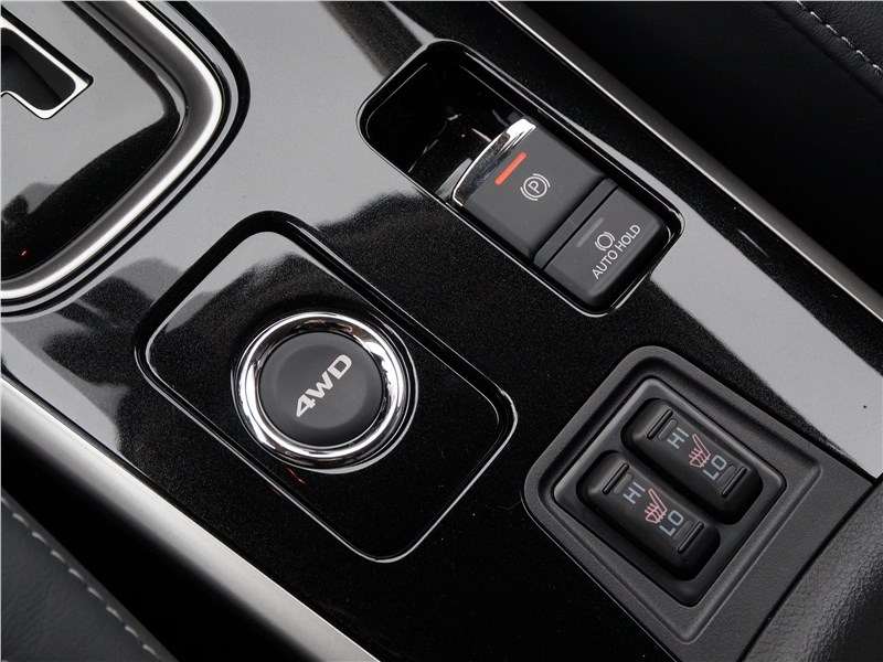 Фото Mitsubishi Outlander - На центральном туннеле ничего не изменилось. Та же кнопка выбора внедорожных режимов, те же клавиши двухступенчатого подогрева передних кресел