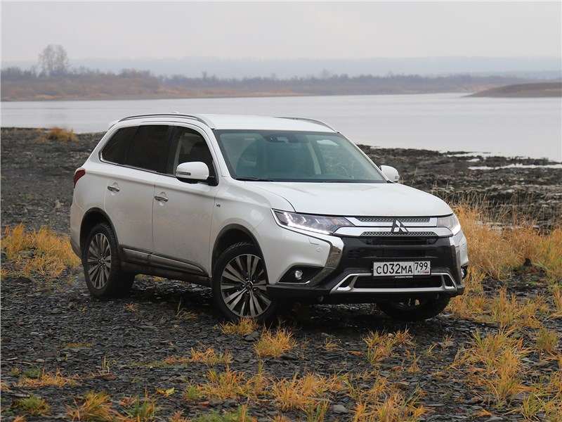 Фото Mitsubishi Outlander - Mitsubishi Outlander 2018 вид спереди сбоку