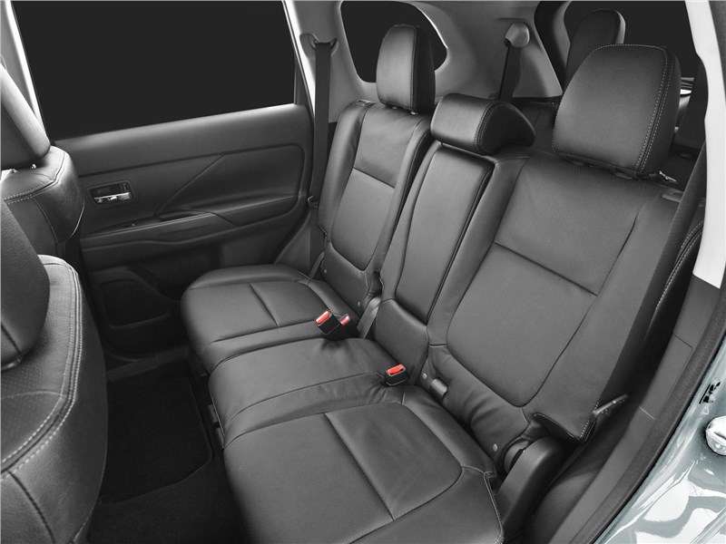 Фото Mitsubishi Outlander - На заднем ряду спокойно усядутся трое взрослых, чему способствует отсутствие центрального тоннеля