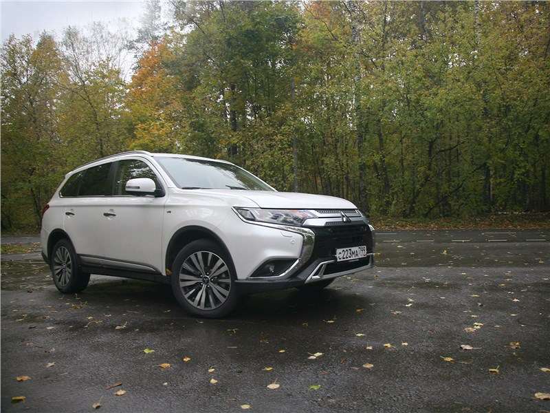 Фото Mitsubishi Outlander - Подвеска автомобиля прекрасно «проглатывает» мелкие неровности, но крупные препятствия надо проходить обдуманно – есть шанс получить «пробой»