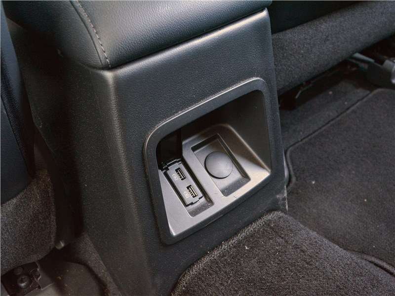 Фото Mitsubishi Pajero Sport - Для сидящих сзади – прикуриватель и два USB-слота для подзарядки телефонов