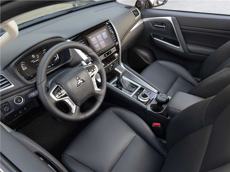 Фото Mitsubishi Pajero Sport - Интерьер получил несколько приятных деталей