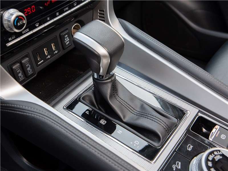 Фото Mitsubishi Pajero Sport - Автомат умеет работать в режиме «кикдаун» 