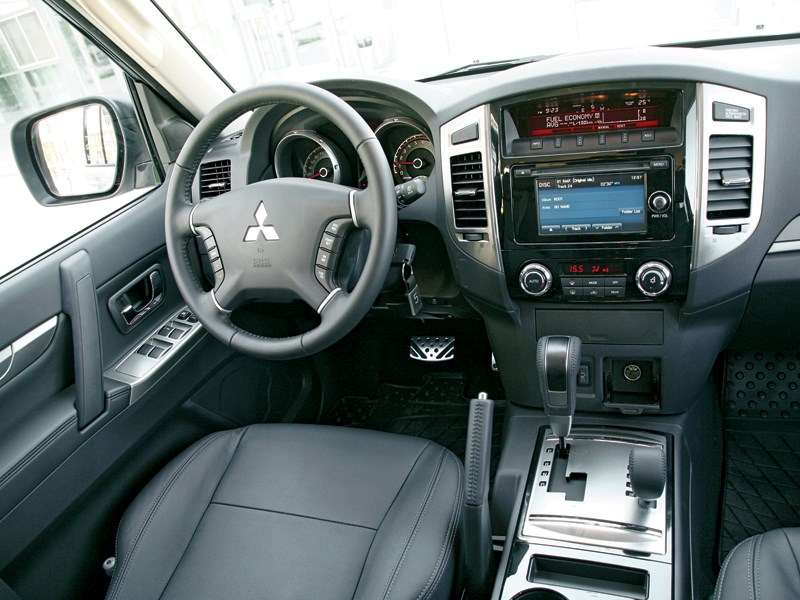 Фото Mitsubishi Pajero - Интерьер выглядит по-мужски основательным