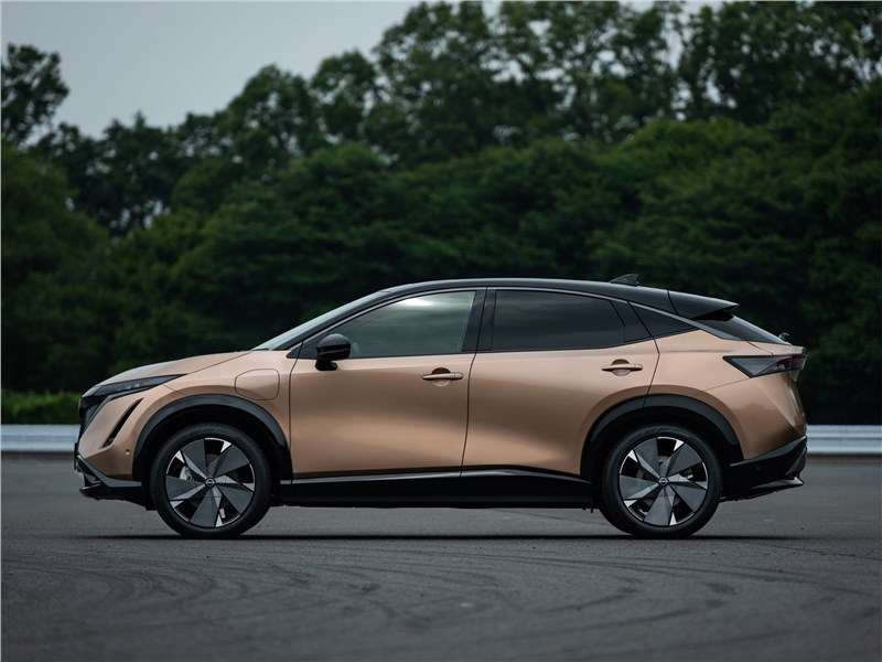 Фото Nissan Ariya - Nissan Ariya (2021) вид сбоку