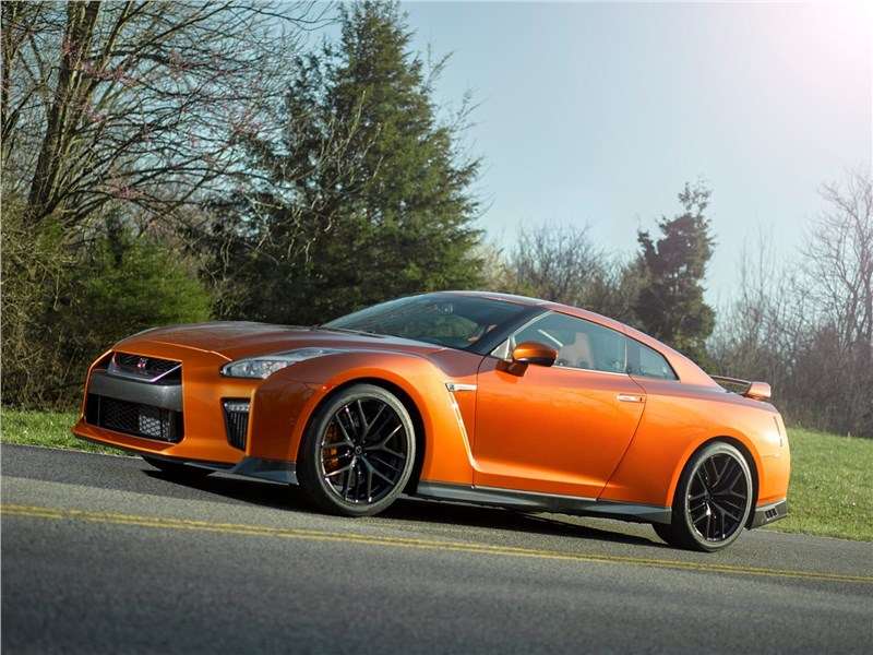 Фото Nissan GT-R - Nissan GT-R 2017 вид сбоку