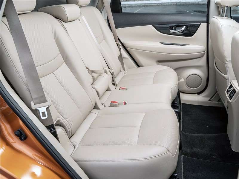 Фото Nissan X-Trail - Спинки дивана в Nissan имеют регулировку угла наклона
