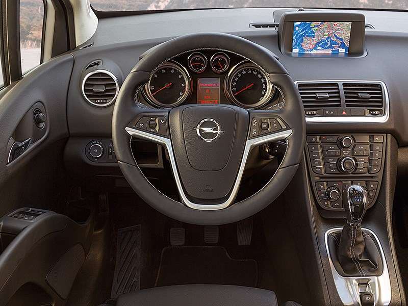 Фото Opel Meriva - Центральная консоль перегружена кнопками