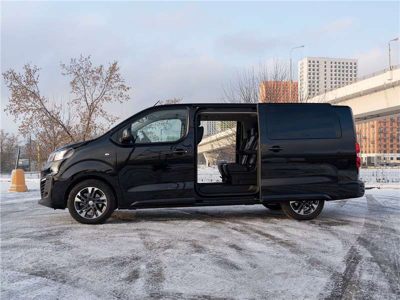 Фото Opel Zafira - Opel Zafira Life (2020) вид сбоку