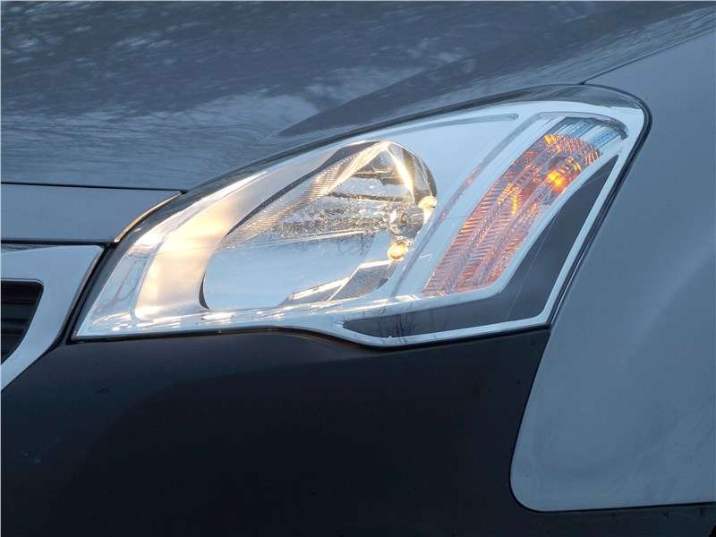 Фото Peugeot Partner - Фары у Peugeot Partner Tepee большие и красивые, однако обеспечивают далеко не лучший свет, особенно дальний