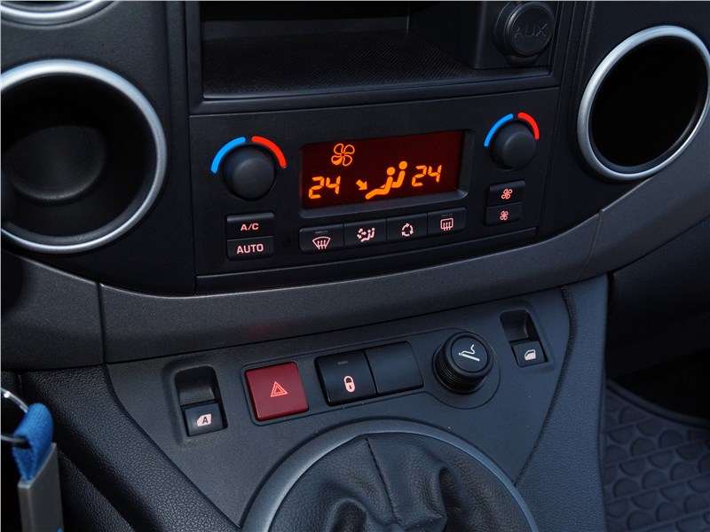 Фото Peugeot Partner - Лаконичная, но прямо-таки милая индикация двухзонного климат-контроля