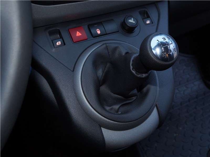 Фото Peugeot Partner - Рычаг-джойстик на приливе торпедо очень удобен, но работа механизма переключения передач отлично прослушивается