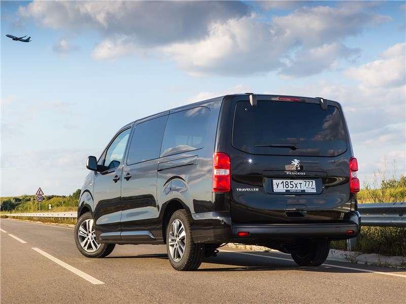Фото Peugeot Traveller - Усиленная подвеска, догреватель двигателя, полноразмерная запаска и система «ЭРА-ГЛОНАСС» предлагаются штатно