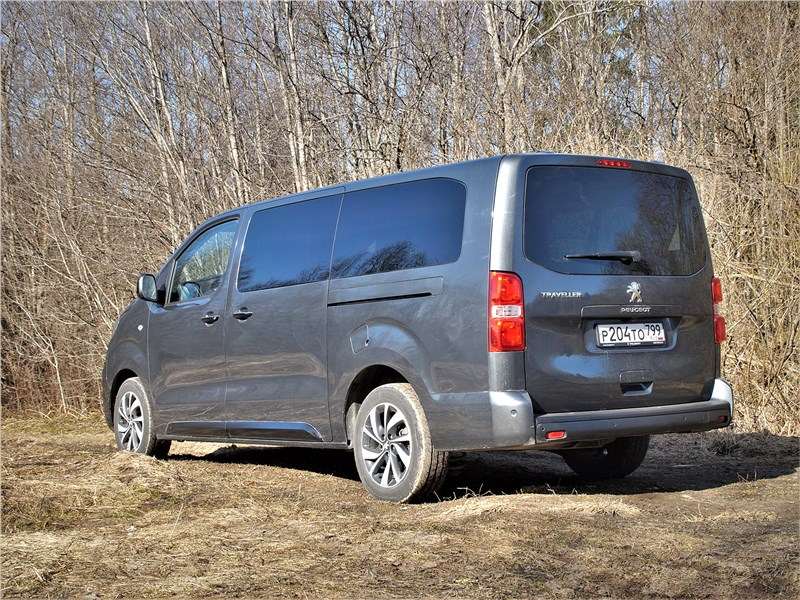 Фото Peugeot Traveller - Прошлогодняя трава не так суха, как кажется. Под ней – влажная скользкая почва. При развороте в этом месте «Тревеллеру» понадобился режим «Песок», увеличивающий тягу «на низах»