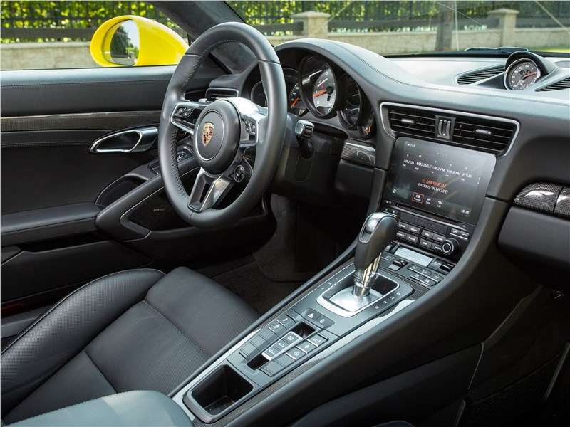 Фото Porsche 911 Carrera 4S - Интерьер Porsche 911 является эталоном по эргономике, а также по качеству сборки и отделочным материалам