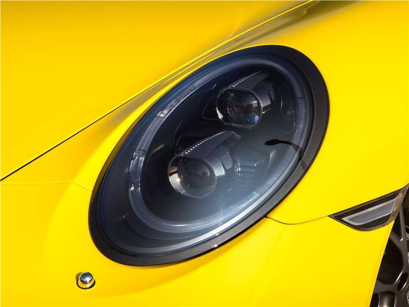 Фото Porsche 911 Carrera 4S - Мощнейшие светодиодные прожекторы отлично освещают дорогу даже сквозь тонированные «стекла»