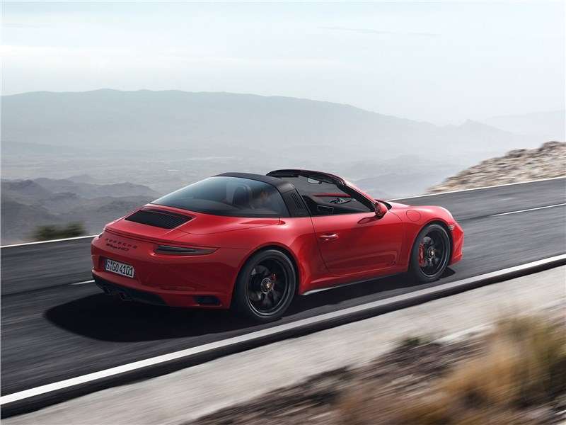 Фото Porsche 911 Carrera GTS - Porsche 911 GTS 2018 вид сзади сбоку