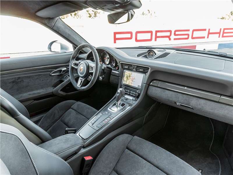 Фото Porsche 911 Carrera GTS - Кресла, руль, центральная консоль и подлокотники отделаны алькантарой