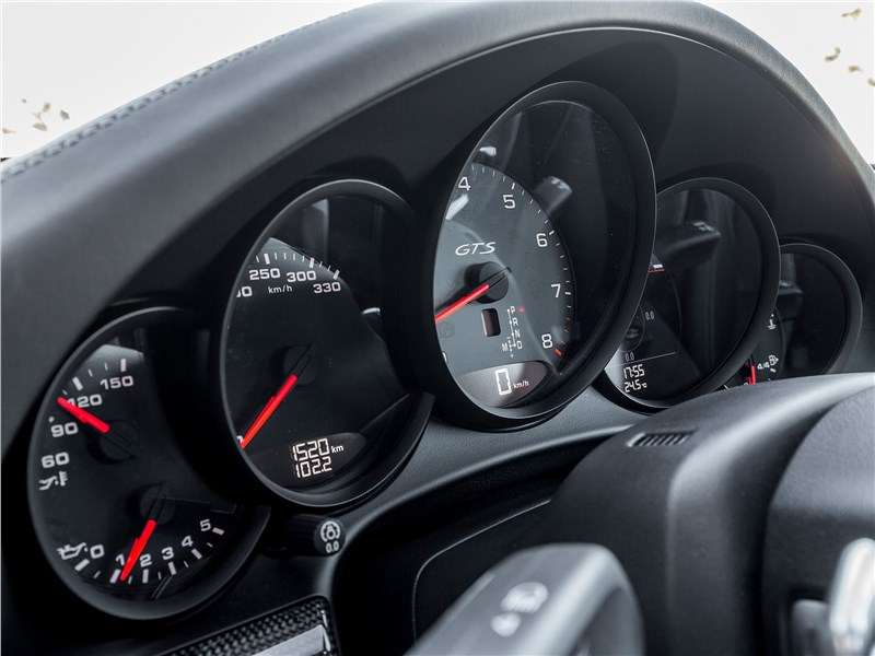Фото Porsche 911 Carrera GTS - Porsche 911 GTS 2018 приборная панель