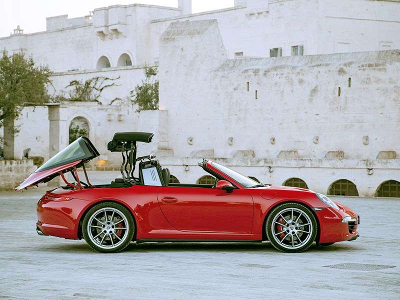 Фото Porsche 911 Targa 4 - Процесс трансформации крыши неизменно собирает вокруг автомобиля толпу