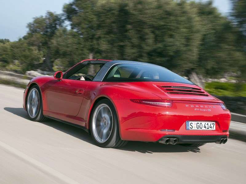 Фото Porsche 911 Targa 4 - Porsche 911 Targa 2014 вид сзади на дороге