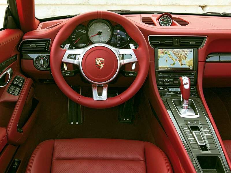 Фото Porsche 911 Targa 4 - Интерьер, как всегда у Porsche, безупречен. Качество сборки и отделочных материалов идеально