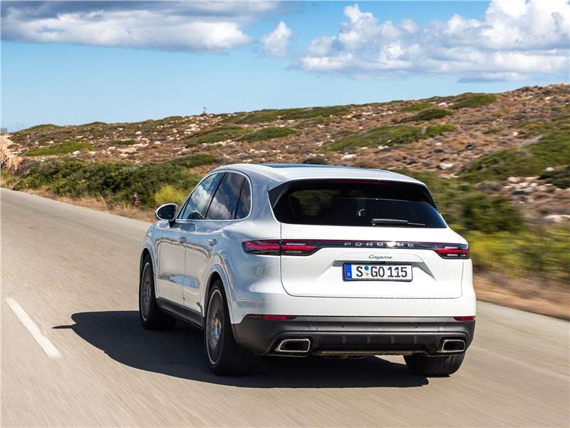 Фото Porsche Cayenne - Porsche Cayenne 2018 вид сзади