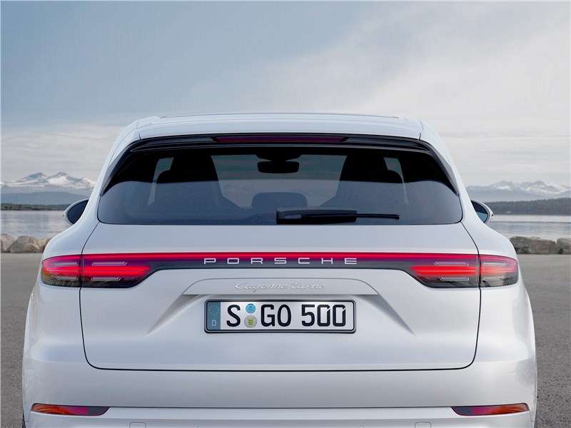 Фото Porsche Cayenne - Перемычка между задними фонарями становится фирменной чертой новейших моделей Porsche