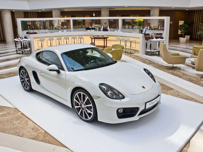 Фото Porsche Cayman S - Cayman можно легко узнать по боковым воздухозаборникам