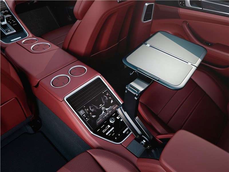 Фото Porsche Panamera Executive - Porsche Panamera Executive 2017 консоль для задних пассажиров