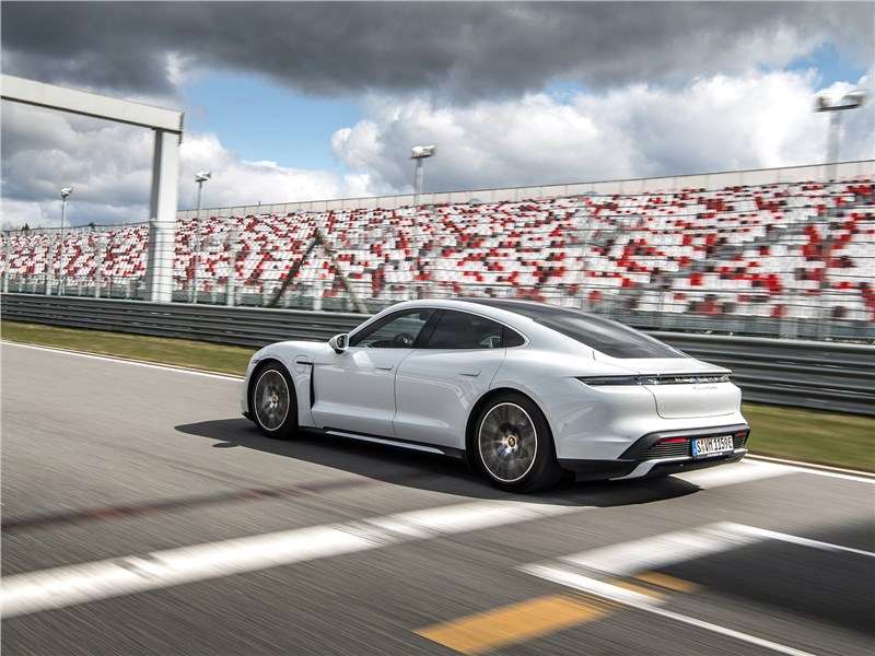 Фото Porsche Taycan - Porsche Taycan 2020 вид сбоку