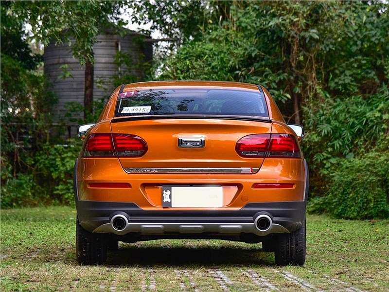 Фото Qoros 3 - Qoros 3 GT 2017 вид сзади
