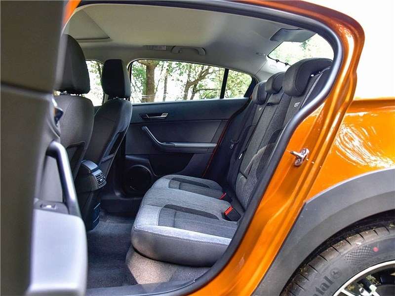 Фото Qoros 3 - Qoros 3 GT 2017 задний диван