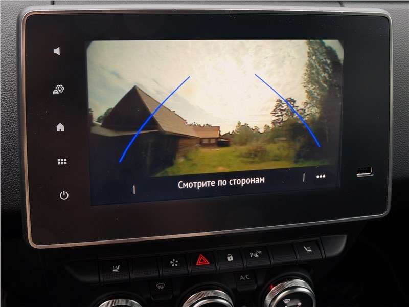 Фото Renault Arkana - Камера заднего вида показывает небо, потому что дверь багажного отделения открыта. Картинка, как мы видим, весьма расплывчатая