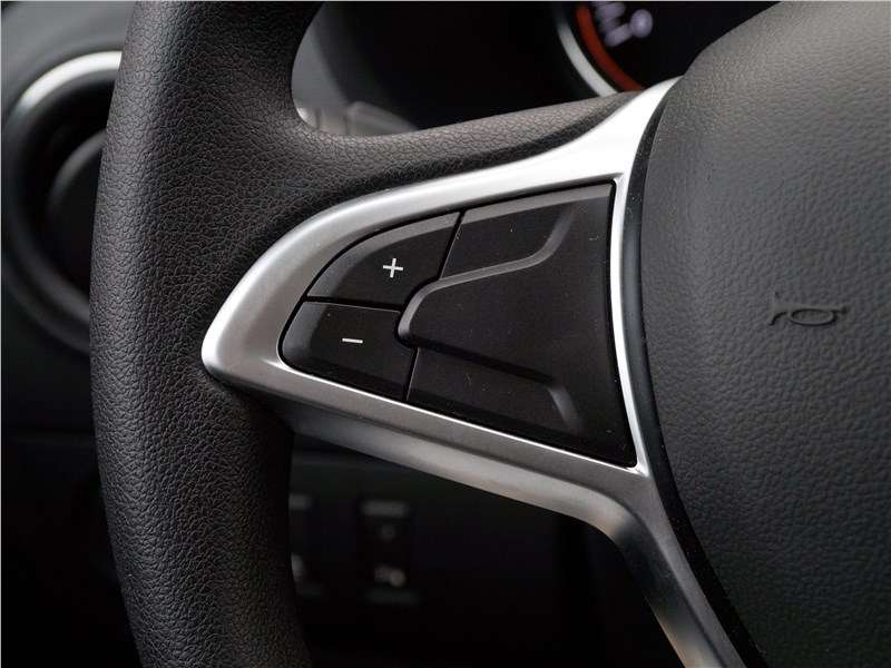 Фото Renault Dokker - Кнопки «+» и «-» на левой спице руля отвечают за работу круиз-контроля