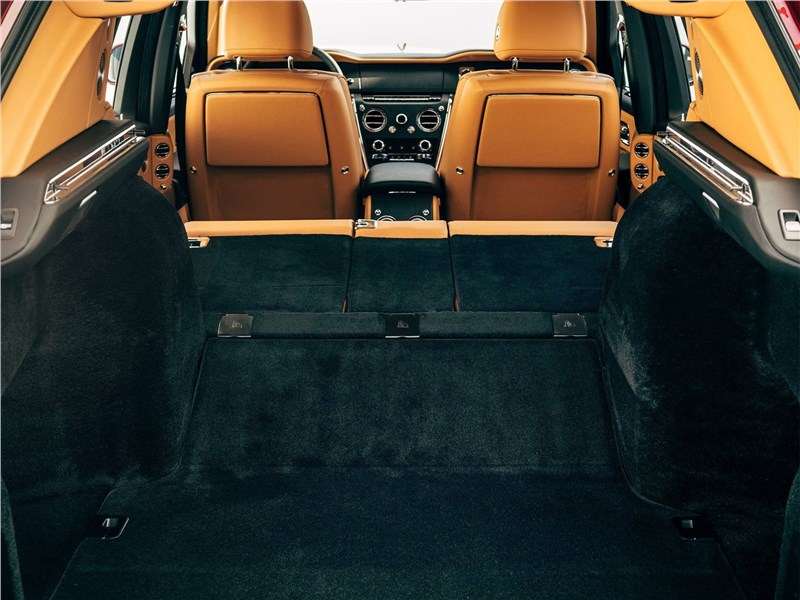 Фото Rolls-Royce Cullinan - Rolls-Royce Cullinan 2019 задние кресла можно и сложить