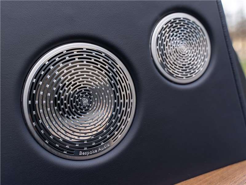 Фото Rolls-Royce Cullinan - Динамики из металла обеспечивают кристально чистое звучание