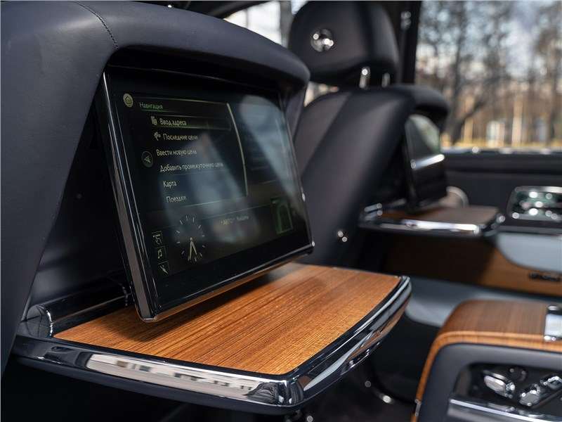Фото Rolls-Royce Cullinan - Экраны и столики – с сервоприводом