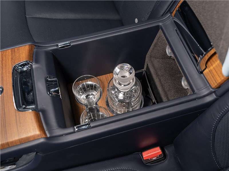 Фото Rolls-Royce Cullinan - Седокам второго ряда положены хрустальные бокалы и графин ...