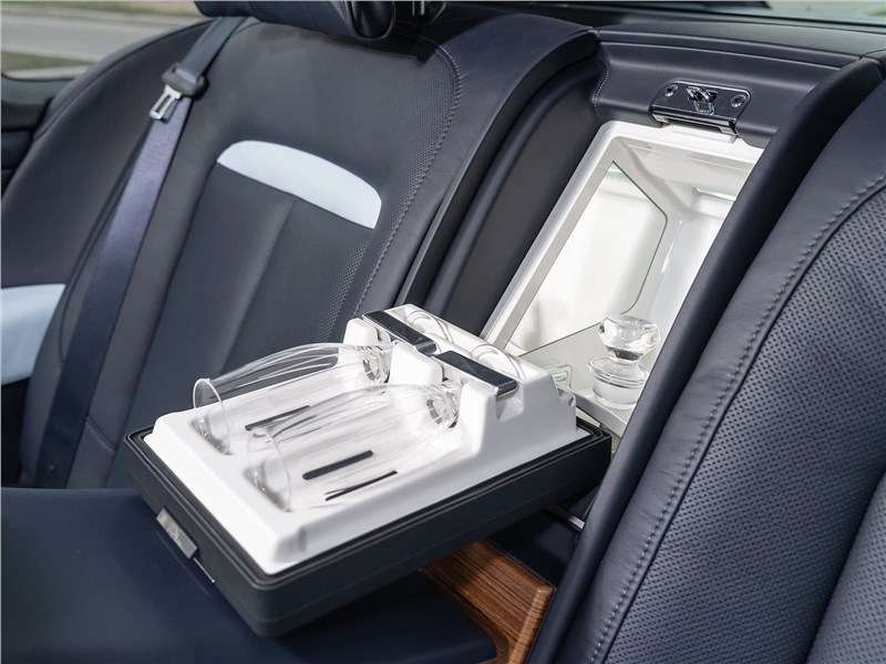 Фото Rolls-Royce Cullinan - ... а также холодильник