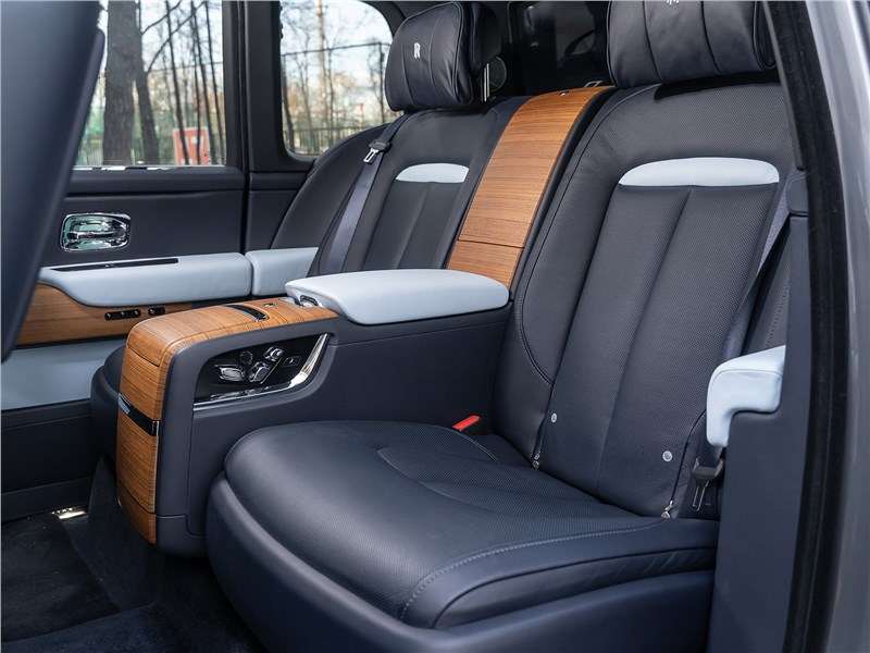 Фото Rolls-Royce Cullinan - На втором ряду пассажирам обеспечен королевский комфорт, но хозяин Cullinan, скорее всего, предпочтет водительское кресло
