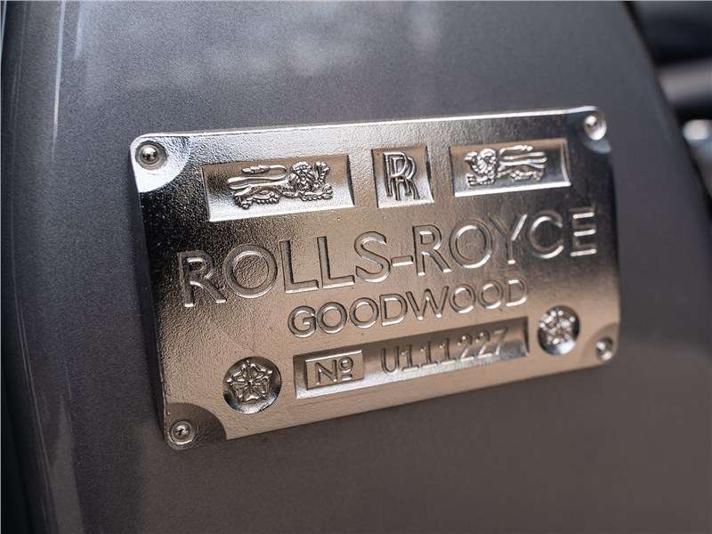 Фото Rolls-Royce Cullinan - Металлическая табличка сверкает, словно отлита из чистого серебра