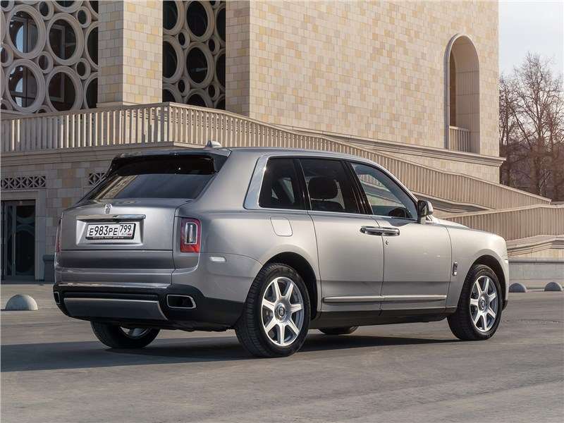 Фото Rolls-Royce Cullinan - К этому автомобилю нельзя подходить с обычными критериями, потому что они не имеют никакого смысла – Cullinan пришел из другого мира