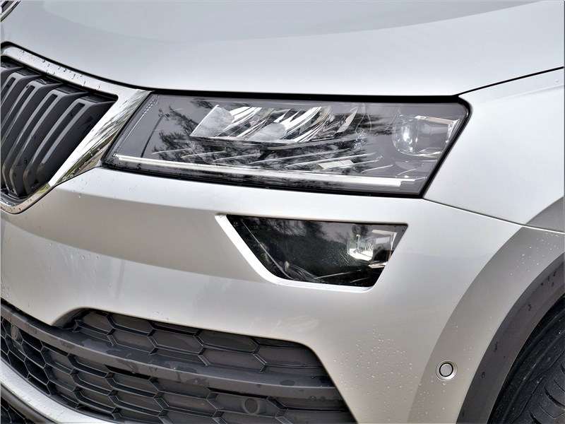 Фото Skoda Karoq - Передние световые приборы расположены в два «этажа». Светодиодная «начинка» фар доступна только на дорогих версиях