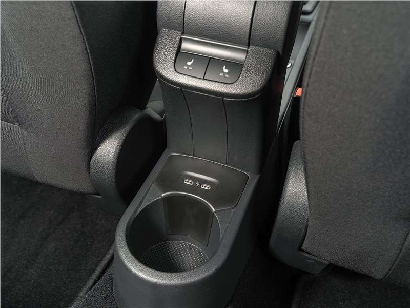 Фото Skoda Rapid - Прямо за центральным подстаканником находятся два входа для USB-C