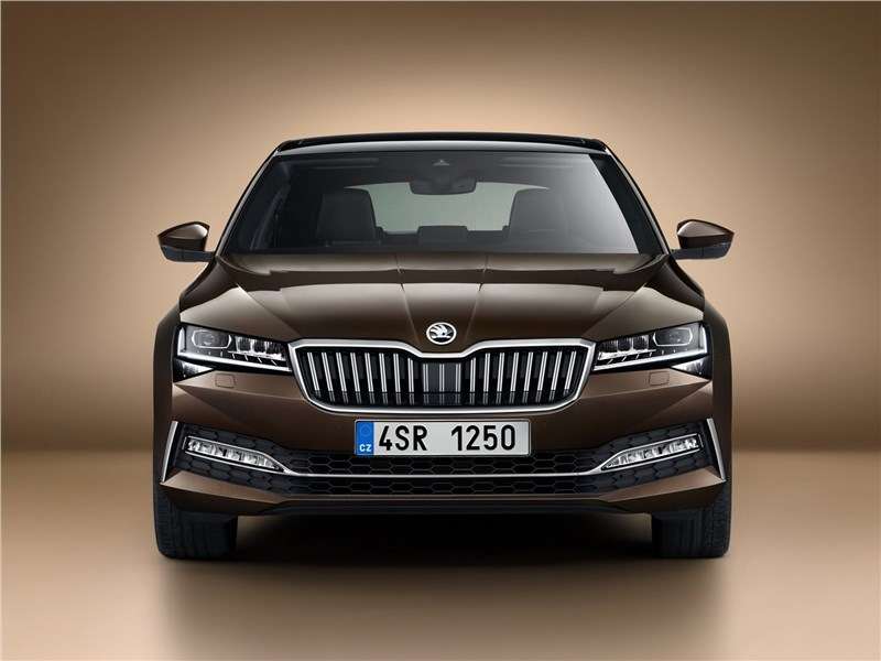 Фото Skoda Superb - Skoda Superb 2020 вид спереди