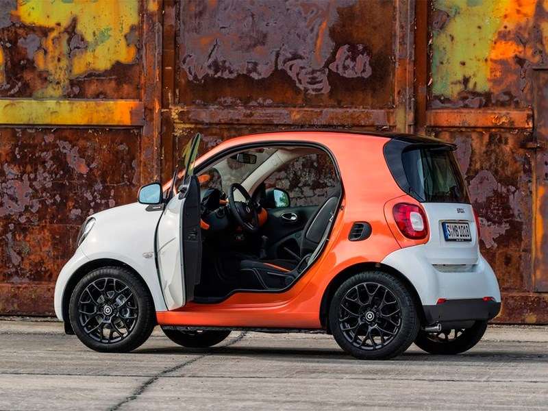 Фото Smart Fortwo Coupe - Smart Fortwo 2015 вид сбоку с открытой дверью