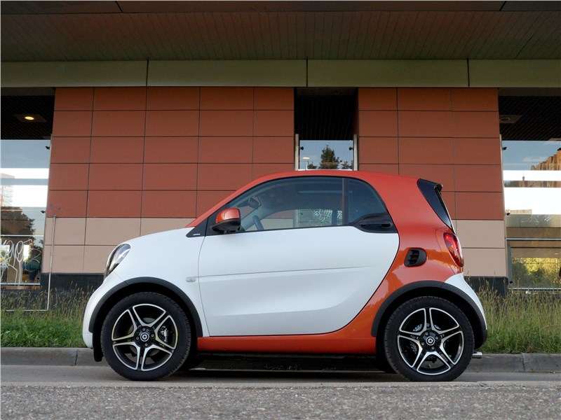 Фото Smart Fortwo Coupe - Smart Fortwo 2015 вид сбоку